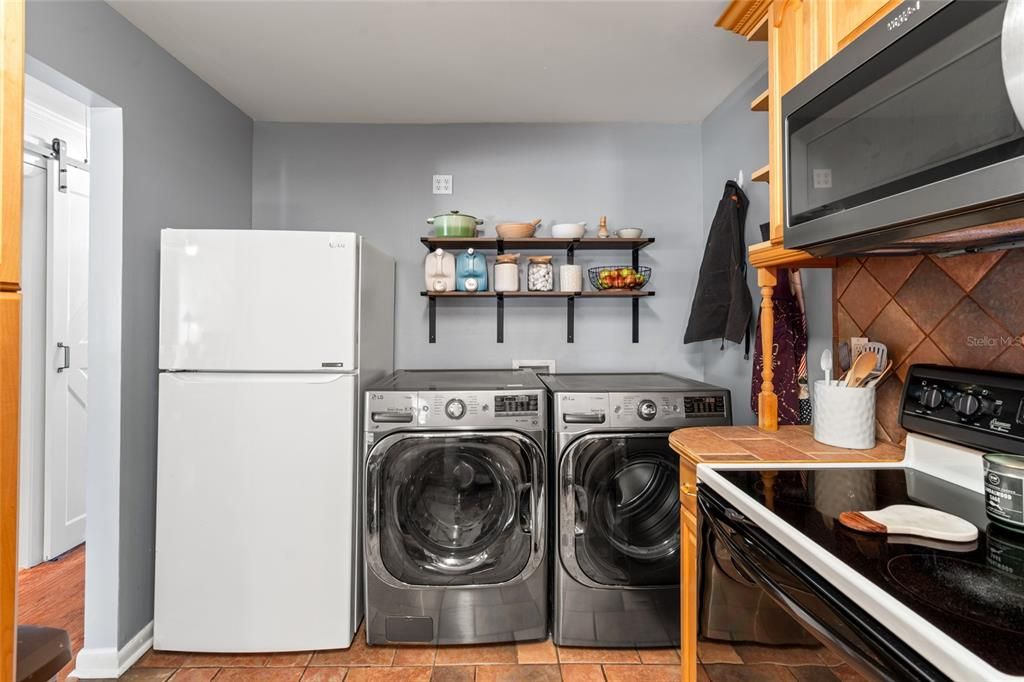 For Sale: $220,000 (2 beds, 1 baths, 998 Square Feet)