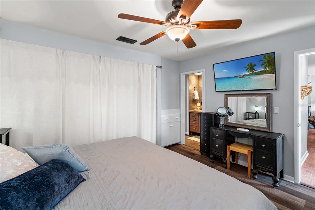 For Sale: $220,000 (2 beds, 1 baths, 998 Square Feet)