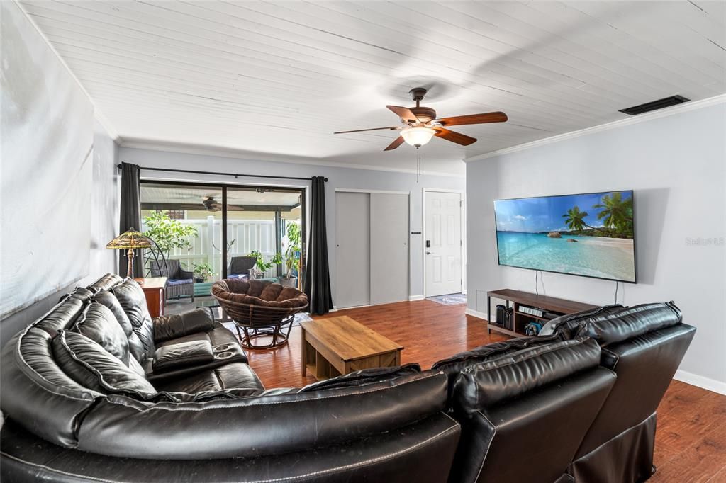 For Sale: $220,000 (2 beds, 1 baths, 998 Square Feet)