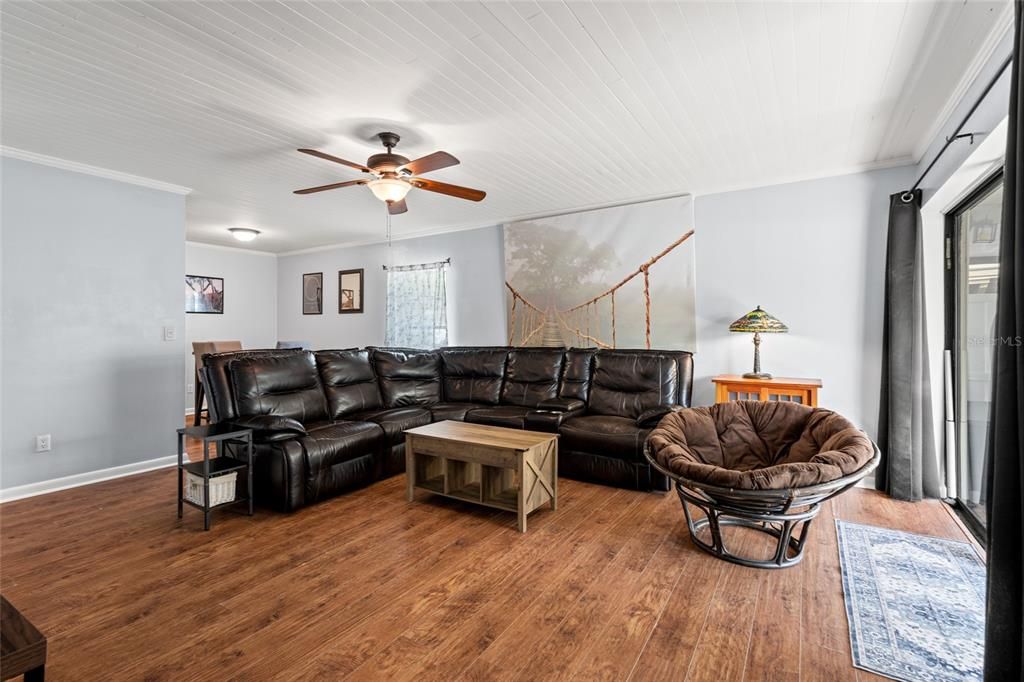 For Sale: $220,000 (2 beds, 1 baths, 998 Square Feet)