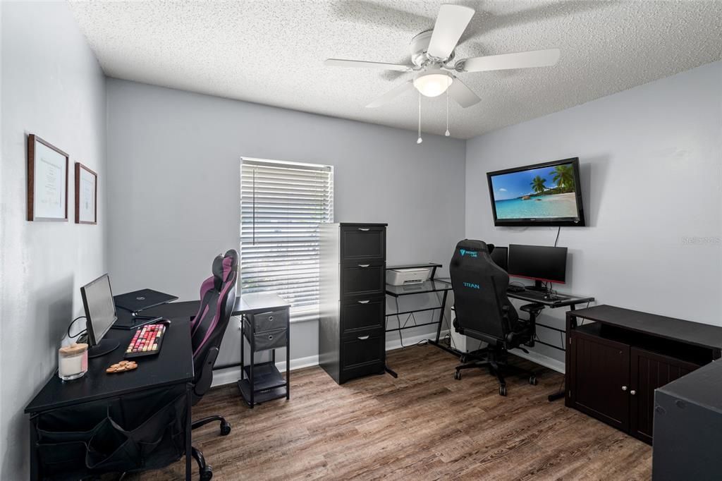 For Sale: $220,000 (2 beds, 1 baths, 998 Square Feet)