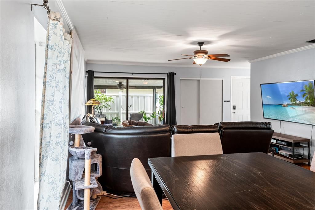 For Sale: $220,000 (2 beds, 1 baths, 998 Square Feet)