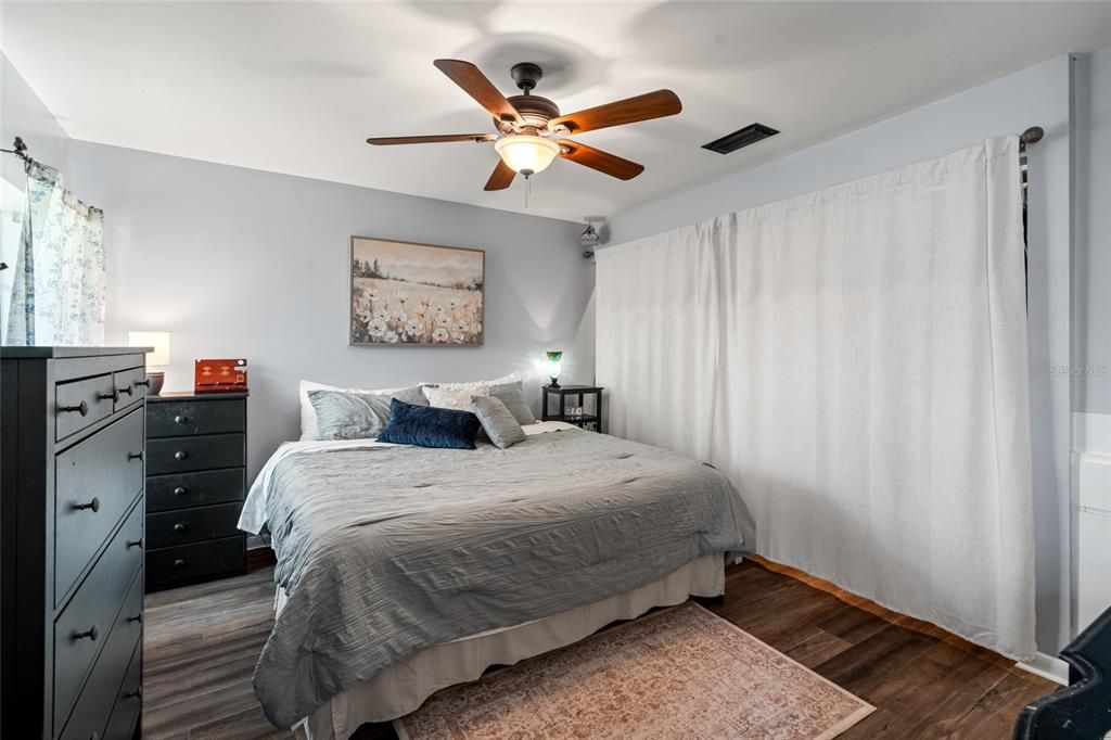 For Sale: $220,000 (2 beds, 1 baths, 998 Square Feet)