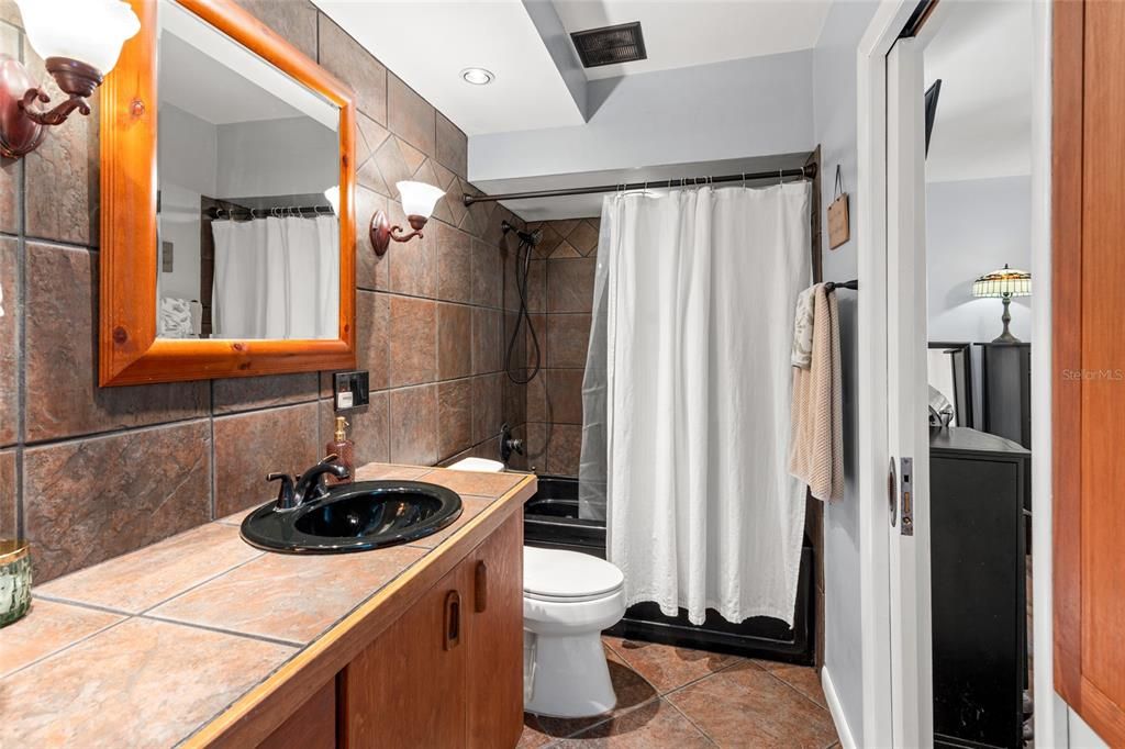 For Sale: $220,000 (2 beds, 1 baths, 998 Square Feet)