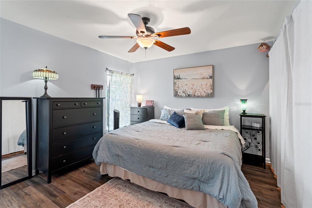 For Sale: $220,000 (2 beds, 1 baths, 998 Square Feet)