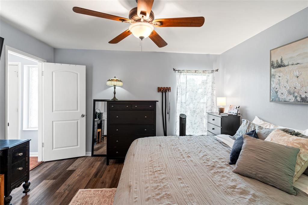 For Sale: $220,000 (2 beds, 1 baths, 998 Square Feet)