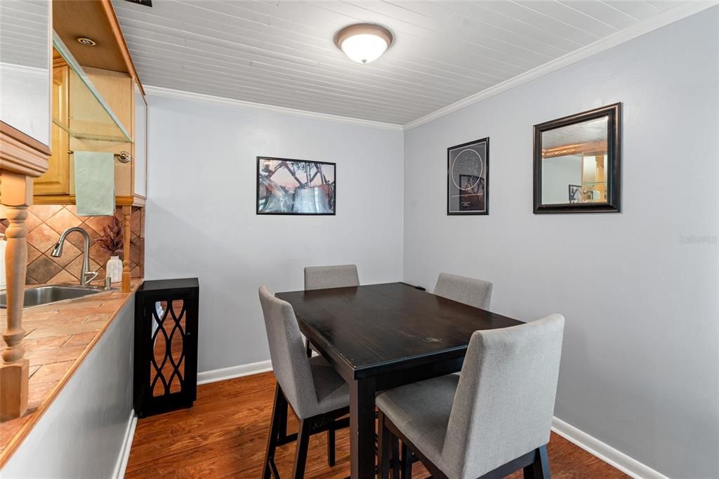 For Sale: $220,000 (2 beds, 1 baths, 998 Square Feet)