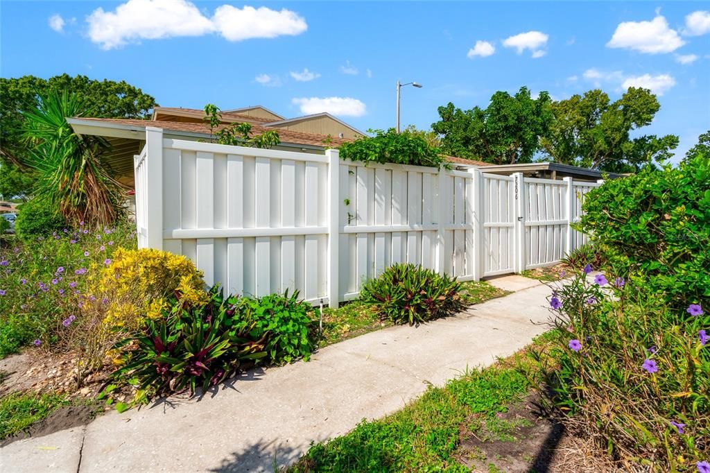 For Sale: $220,000 (2 beds, 1 baths, 998 Square Feet)