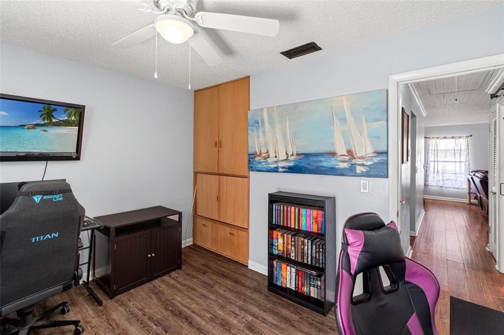 For Sale: $220,000 (2 beds, 1 baths, 998 Square Feet)