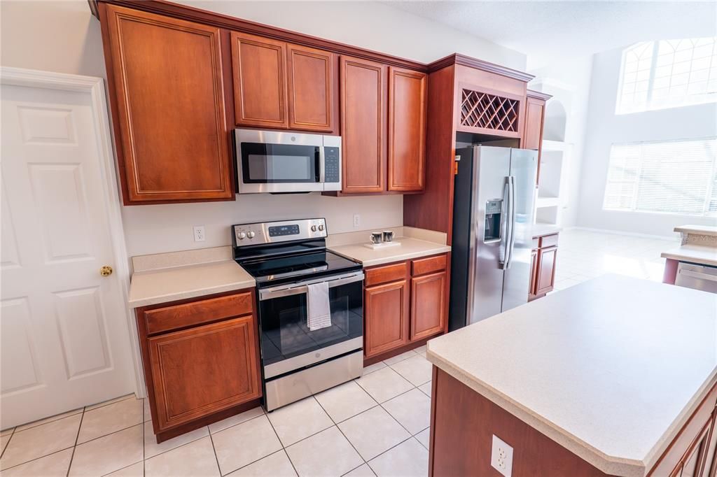 For Sale: $650,000 (5 beds, 3 baths, 2897 Square Feet)