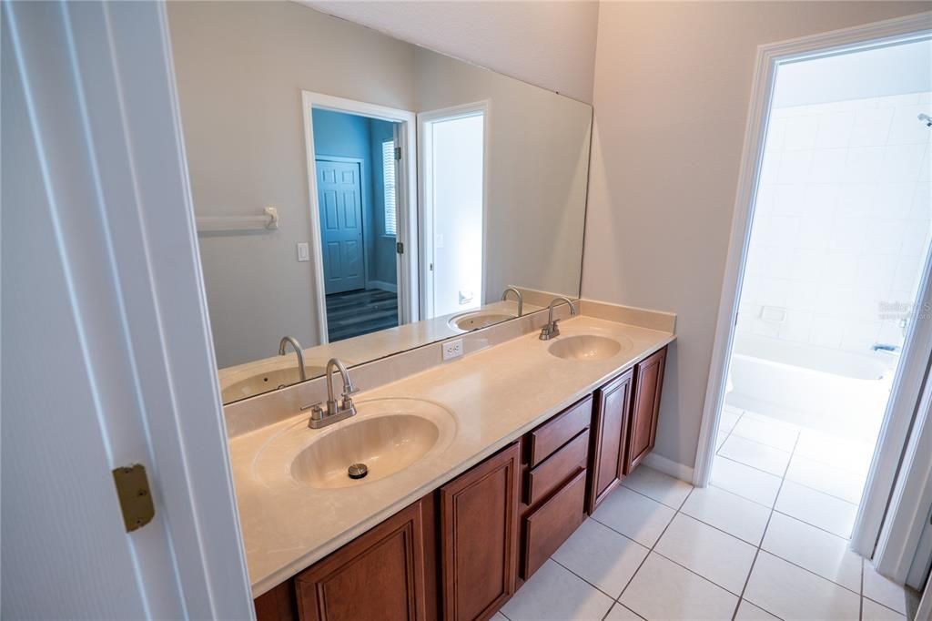 For Sale: $650,000 (5 beds, 3 baths, 2897 Square Feet)