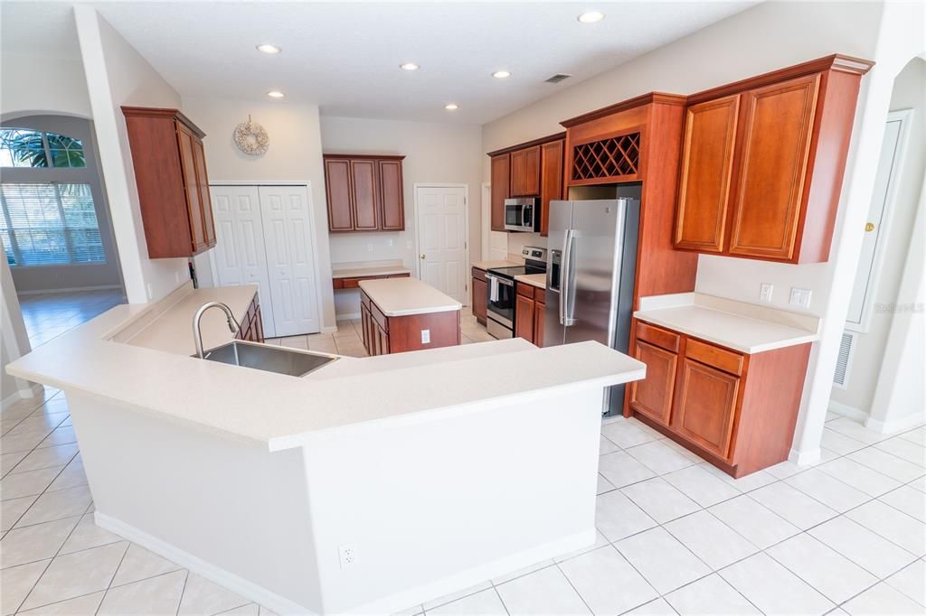 For Sale: $650,000 (5 beds, 3 baths, 2897 Square Feet)