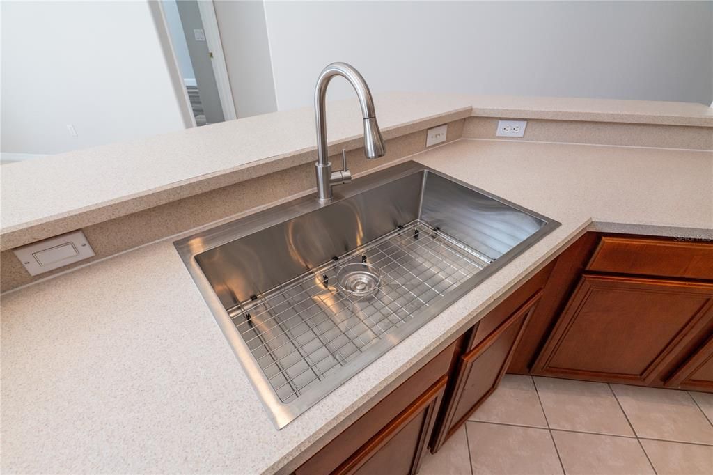 For Sale: $650,000 (5 beds, 3 baths, 2897 Square Feet)