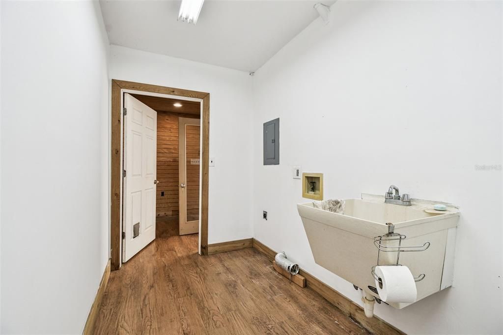 Active With Contract: $420,000 (3 beds, 2 baths, 1760 Square Feet)