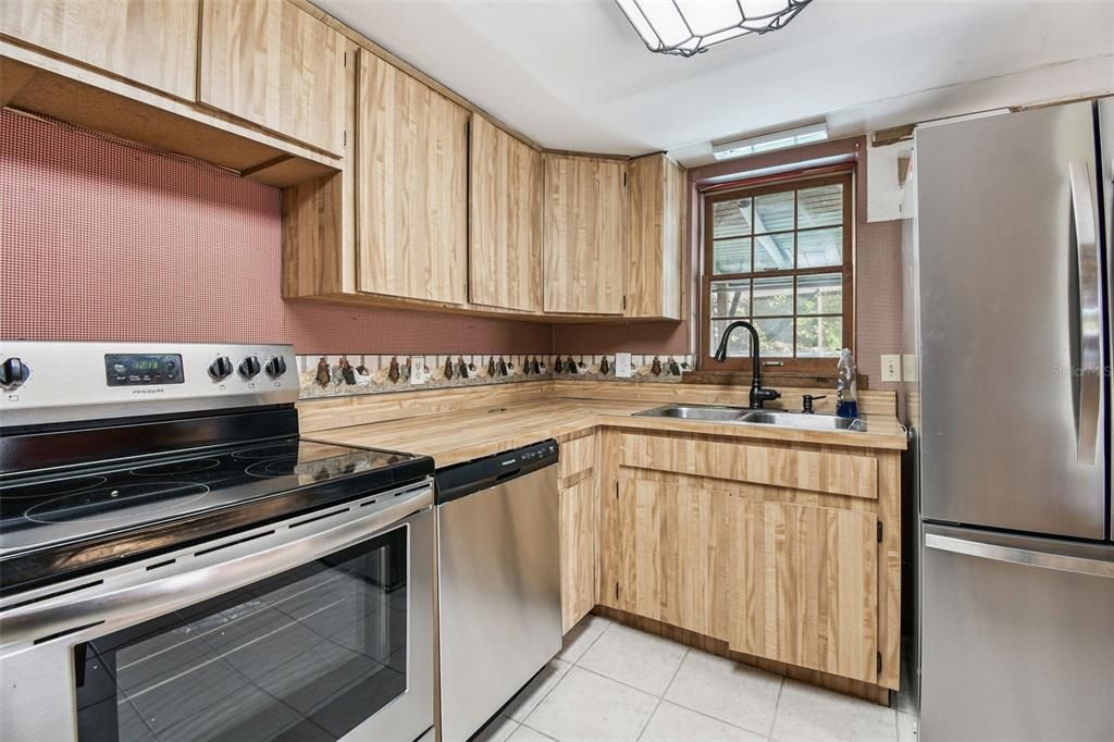 Active With Contract: $420,000 (3 beds, 2 baths, 1760 Square Feet)