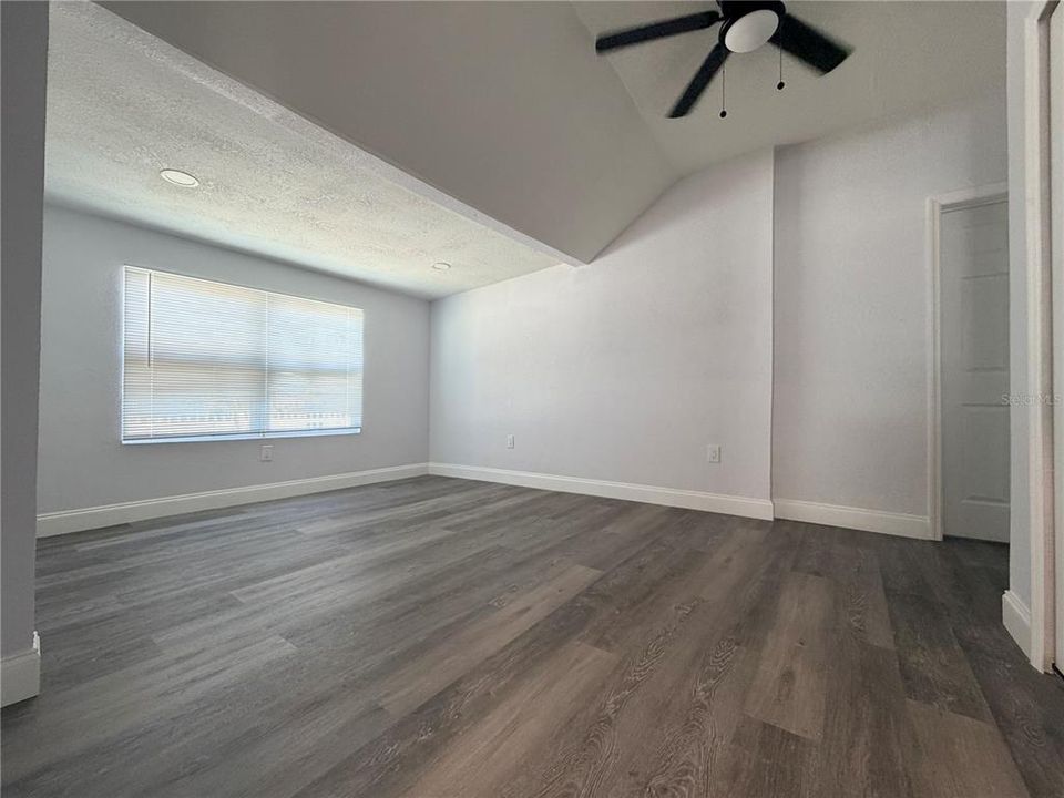 For Sale: $449,900 (4 beds, 2 baths, 1986 Square Feet)