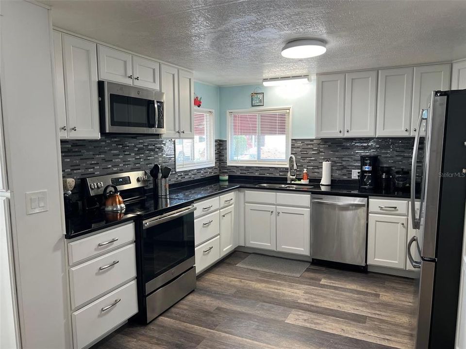 For Sale: $144,900 (2 beds, 2 baths, 1056 Square Feet)