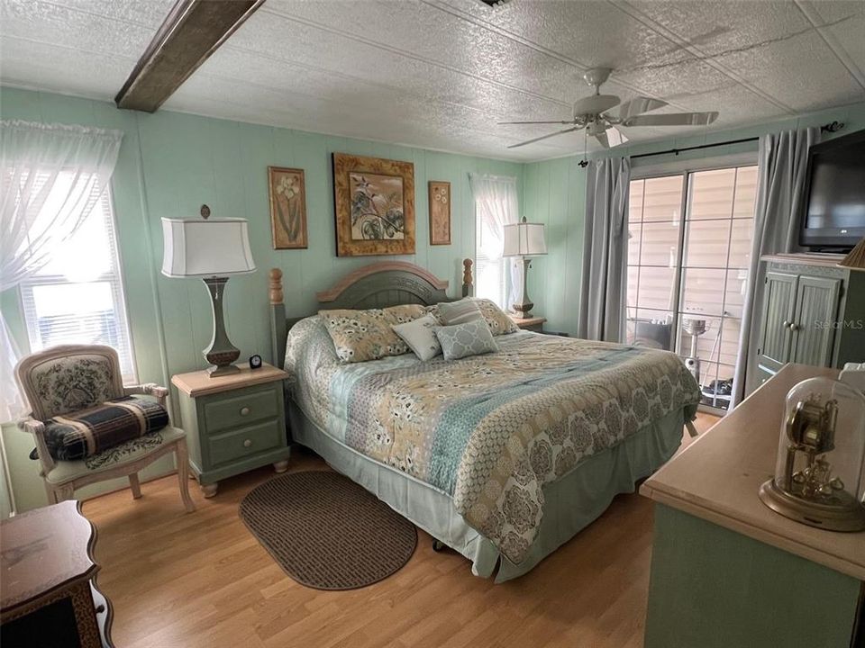 For Sale: $144,900 (2 beds, 2 baths, 1056 Square Feet)