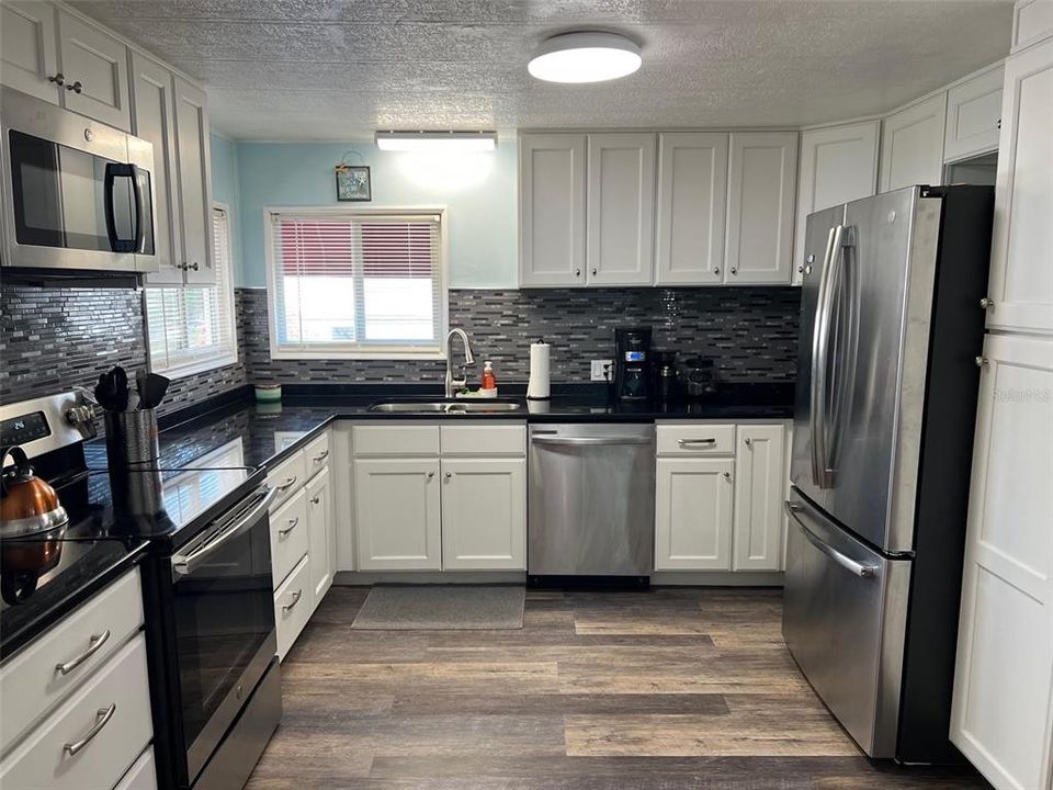 For Sale: $144,900 (2 beds, 2 baths, 1056 Square Feet)