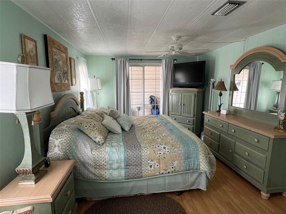 For Sale: $144,900 (2 beds, 2 baths, 1056 Square Feet)