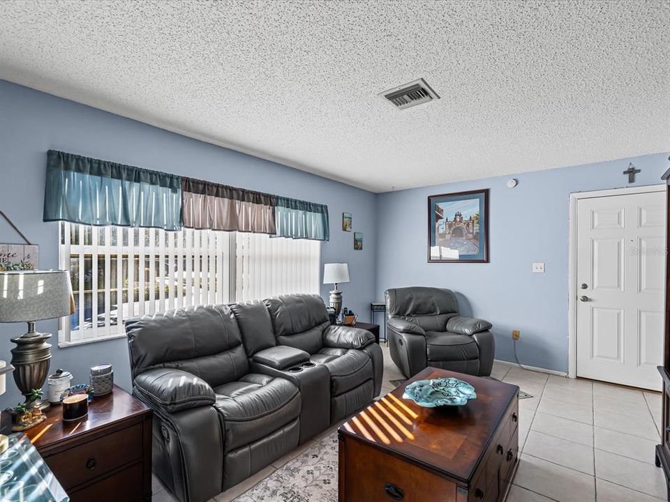 For Sale: $114,000 (2 beds, 1 baths, 825 Square Feet)