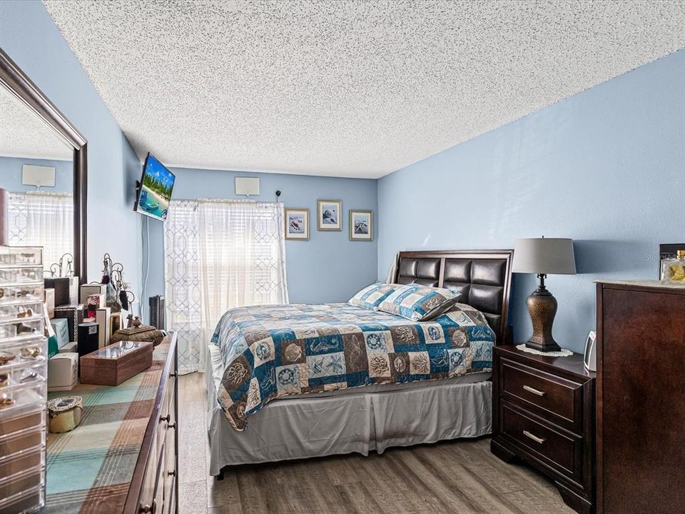 For Sale: $114,000 (2 beds, 1 baths, 825 Square Feet)