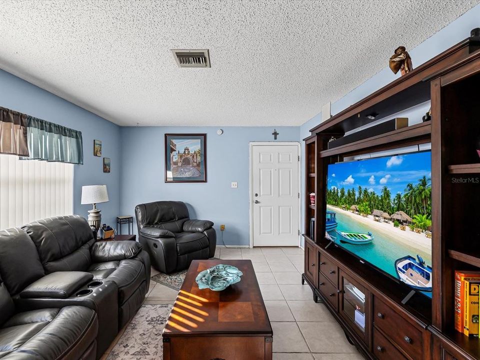 For Sale: $114,000 (2 beds, 1 baths, 825 Square Feet)