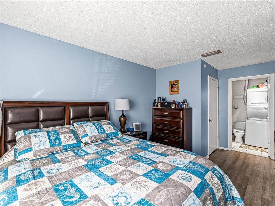 For Sale: $114,000 (2 beds, 1 baths, 825 Square Feet)