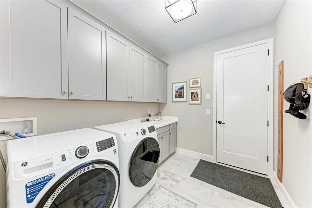 Active With Contract: $927,000 (5 beds, 4 baths, 3172 Square Feet)