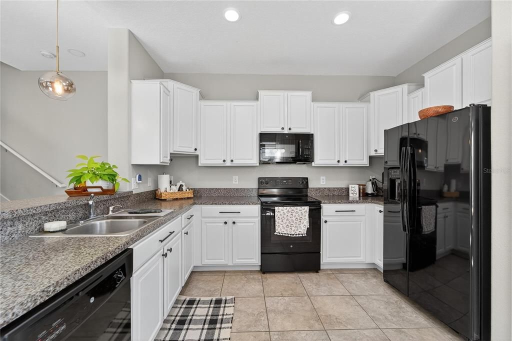 Под контрактом: $2,000 (2 спален, 2 ванн, 1548 Квадратных фут)