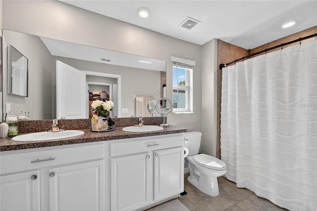 Под контрактом: $2,000 (2 спален, 2 ванн, 1548 Квадратных фут)