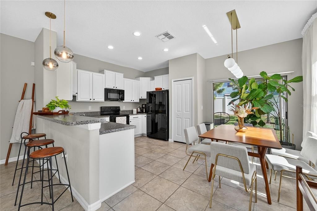 Под контрактом: $2,000 (2 спален, 2 ванн, 1548 Квадратных фут)