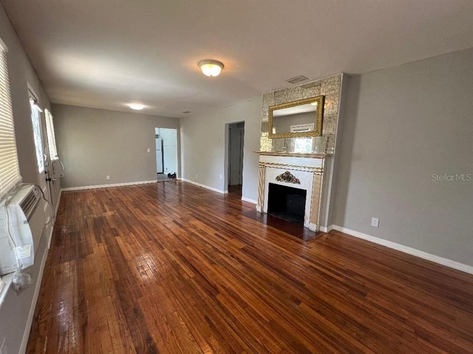 For Rent: $1,800 (2 beds, 1 baths, 900 Square Feet)