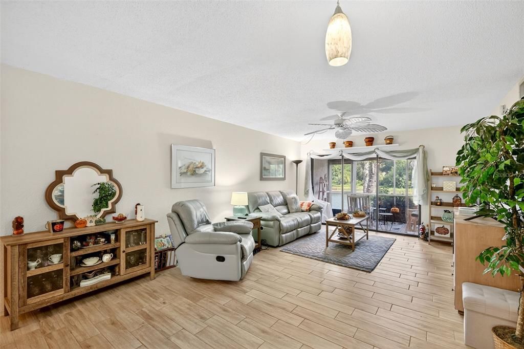 For Sale: $189,500 (3 beds, 2 baths, 1290 Square Feet)