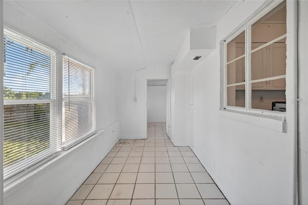 For Rent: $1,350 (2 beds, 1 baths, 1184 Square Feet)