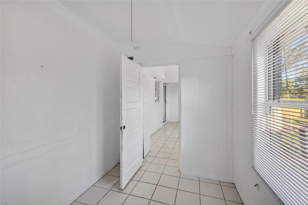 For Rent: $1,350 (2 beds, 1 baths, 1184 Square Feet)