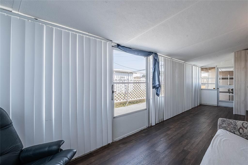 For Sale: $69,999 (2 beds, 1 baths, 884 Square Feet)