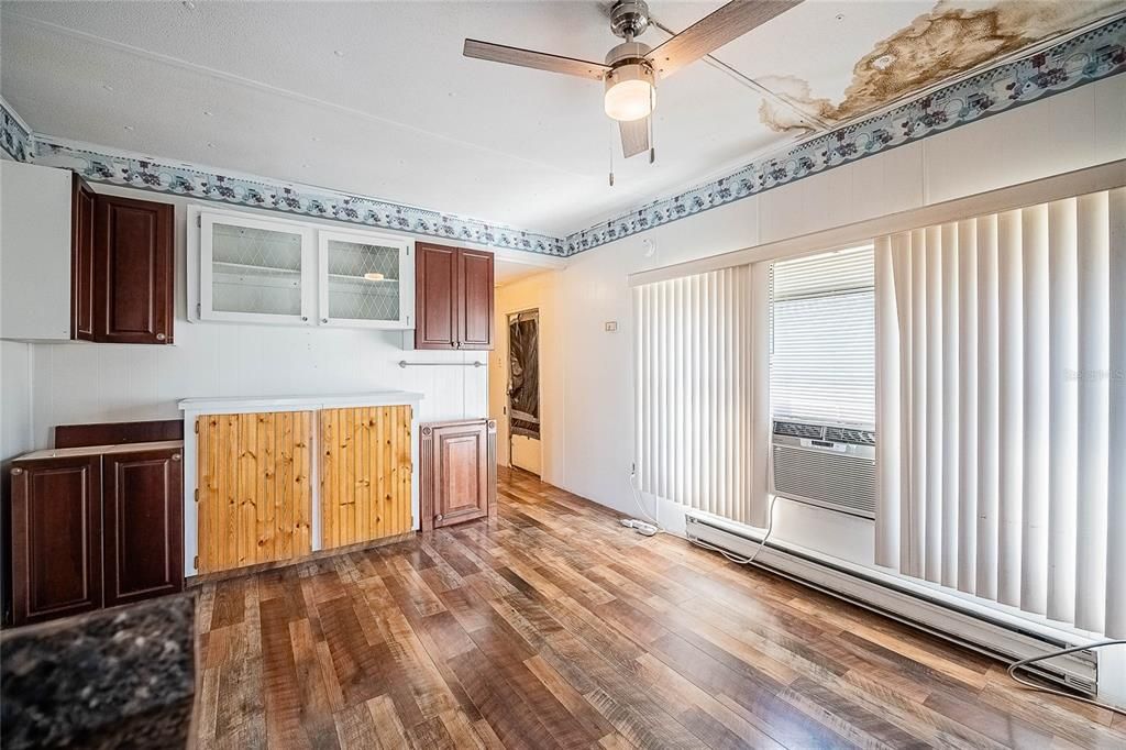 For Sale: $69,999 (2 beds, 1 baths, 884 Square Feet)