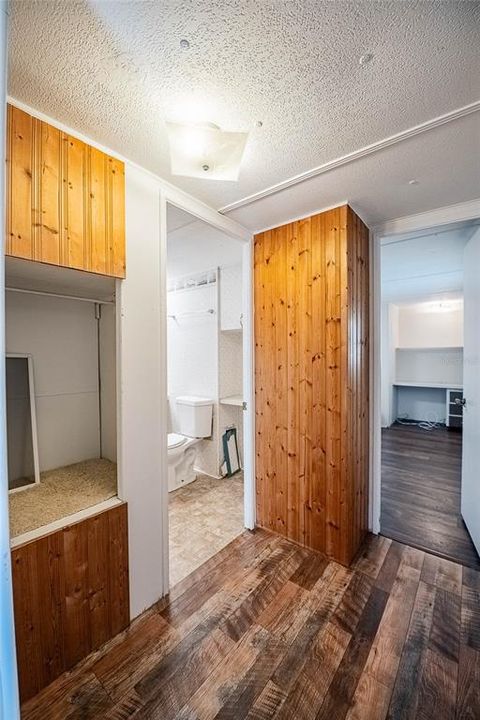 For Sale: $69,999 (2 beds, 1 baths, 884 Square Feet)