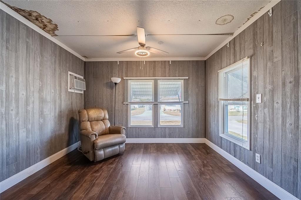 For Sale: $69,999 (2 beds, 1 baths, 884 Square Feet)