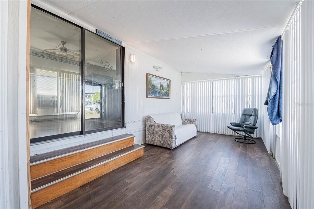 For Sale: $69,999 (2 beds, 1 baths, 884 Square Feet)