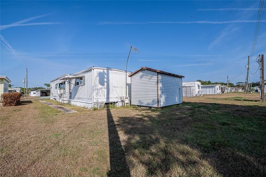 For Sale: $69,999 (2 beds, 1 baths, 884 Square Feet)