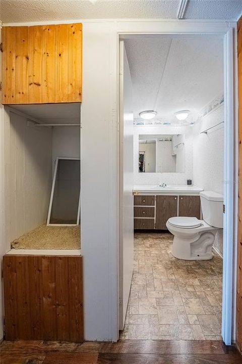 For Sale: $69,999 (2 beds, 1 baths, 884 Square Feet)