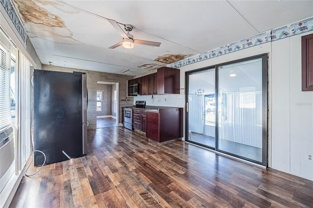For Sale: $69,999 (2 beds, 1 baths, 884 Square Feet)