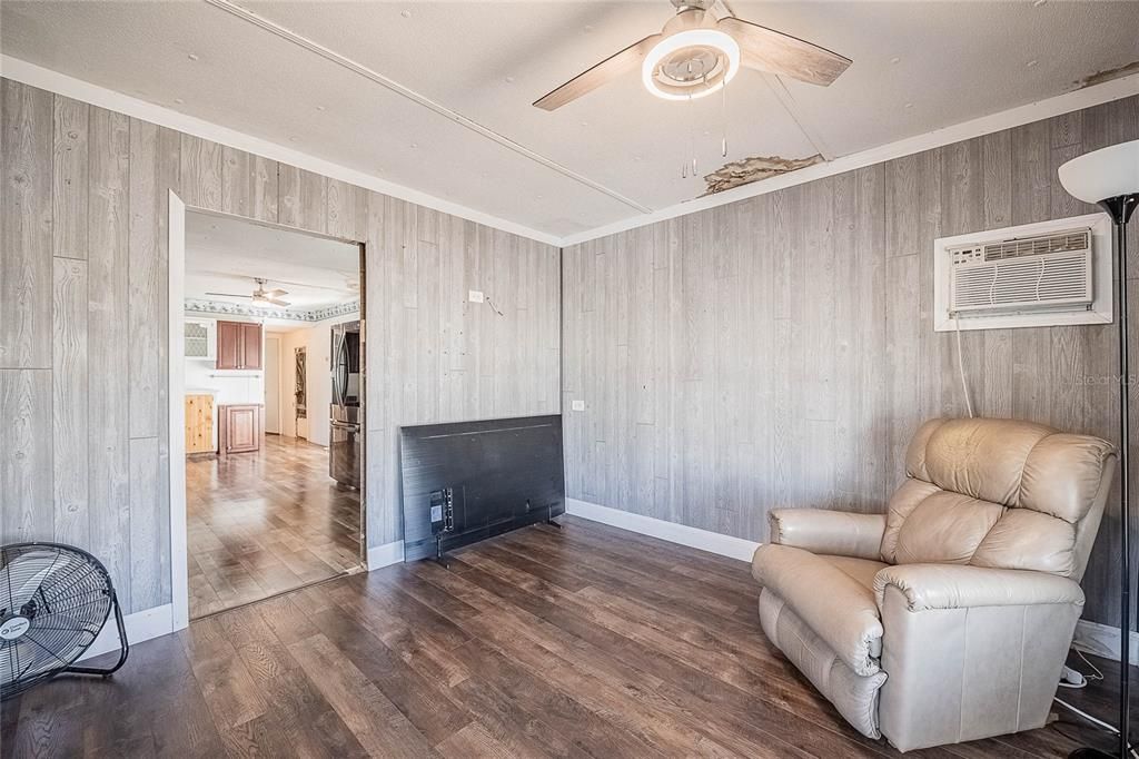 For Sale: $69,999 (2 beds, 1 baths, 884 Square Feet)