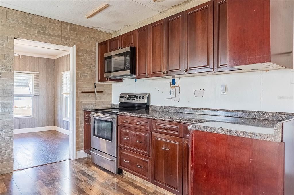 For Sale: $69,999 (2 beds, 1 baths, 884 Square Feet)