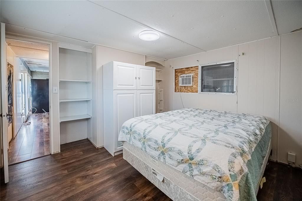 For Sale: $69,999 (2 beds, 1 baths, 884 Square Feet)