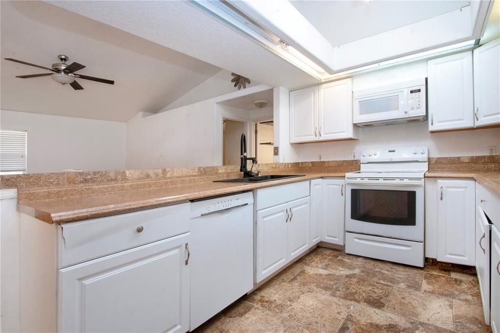 合同活跃: $400,000 (3 贝兹, 2 浴室, 1499 平方英尺)