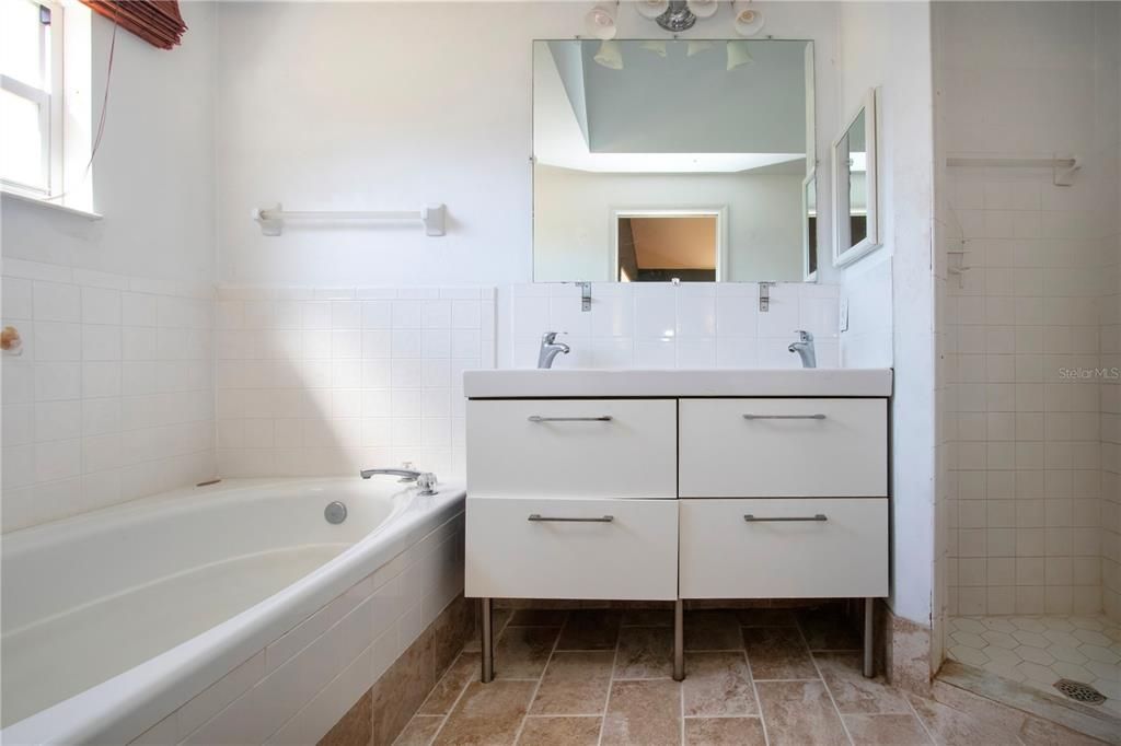 合同活跃: $400,000 (3 贝兹, 2 浴室, 1499 平方英尺)