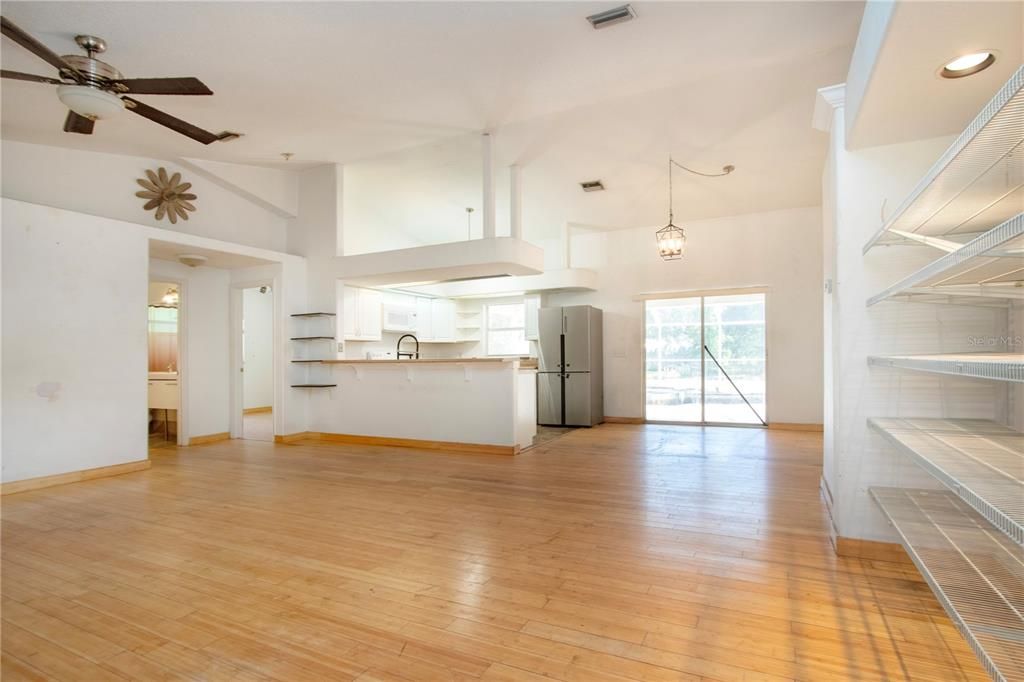 合同活跃: $400,000 (3 贝兹, 2 浴室, 1499 平方英尺)